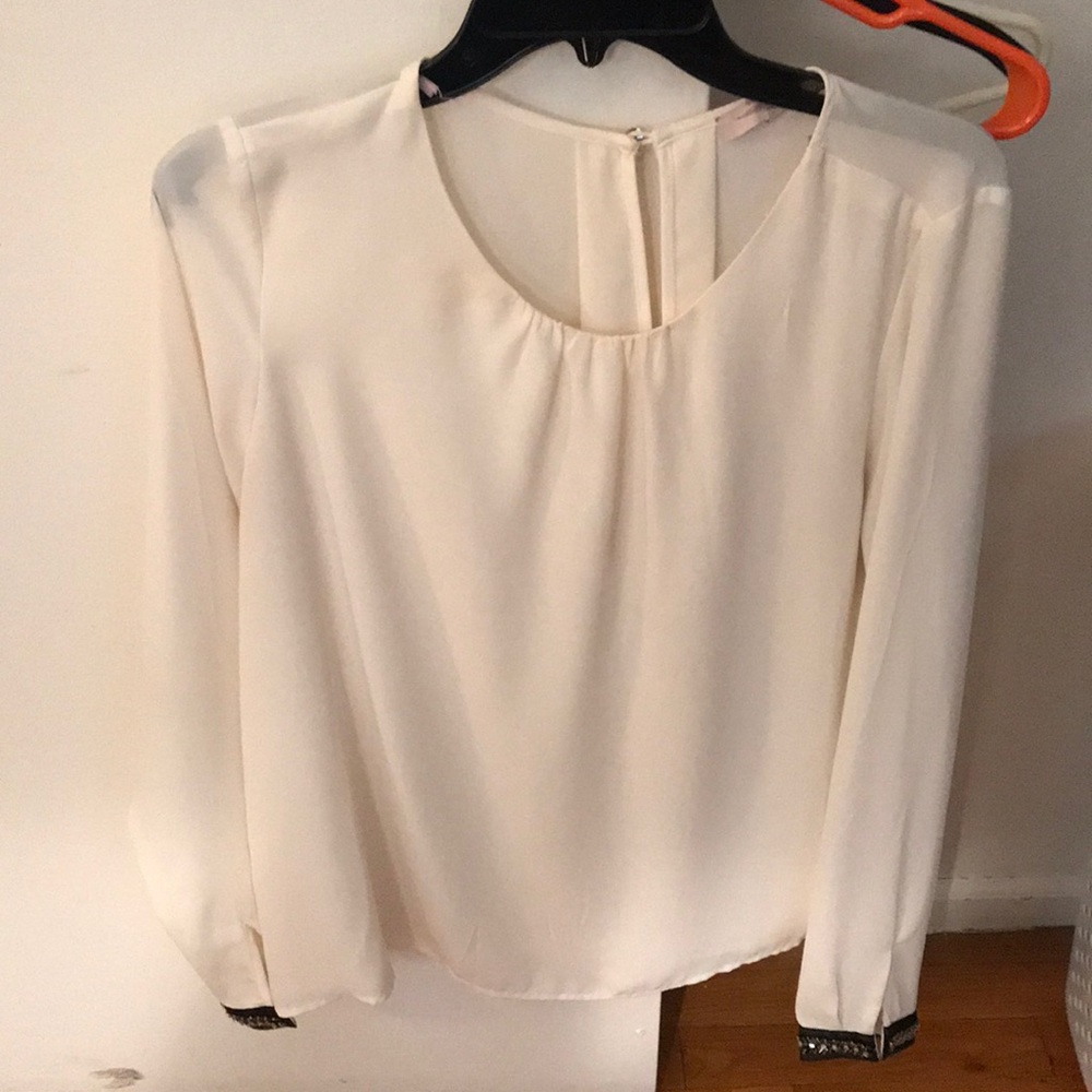 White scooped neck long sleeved blouse